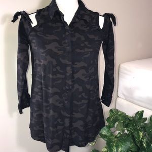 Rock & Republic Rayon Brown Camo Cold Shoulder Top
